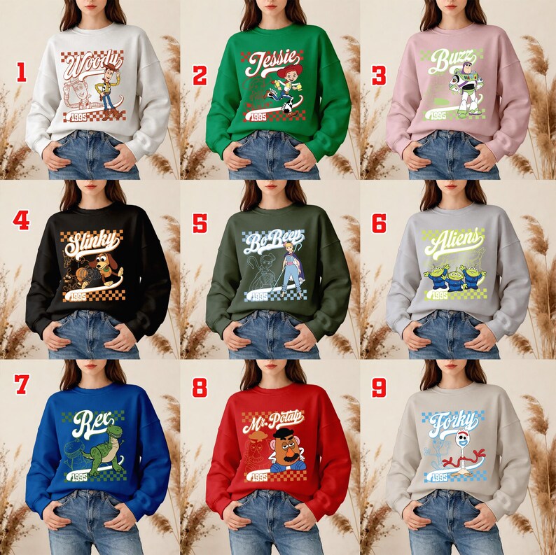 Pode incluir: Uma cole&ccedil;&atilde;o de nove camisolas de gola redonda com v&aacute;rios personagens de um filme de anima&ccedil;&atilde;o popular. Cada camisola exibe o nome e a imagem de um personagem, juntamente com o ano de 1995. As camisolas est&atilde;o dispon&iacute;veis em uma variedade de cores.