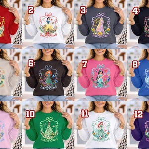 Puede incluir: Una colecci&oacute;n de sudaderas de cuello redondo en varios colores, cada una con un gr&aacute;fico de princesa diferente dentro de un marco decorativo. Las sudaderas son rojas, blancas, grises, negras, beige, marrones, rosas, azules, rosa claro, verdes, blancas y moradas.