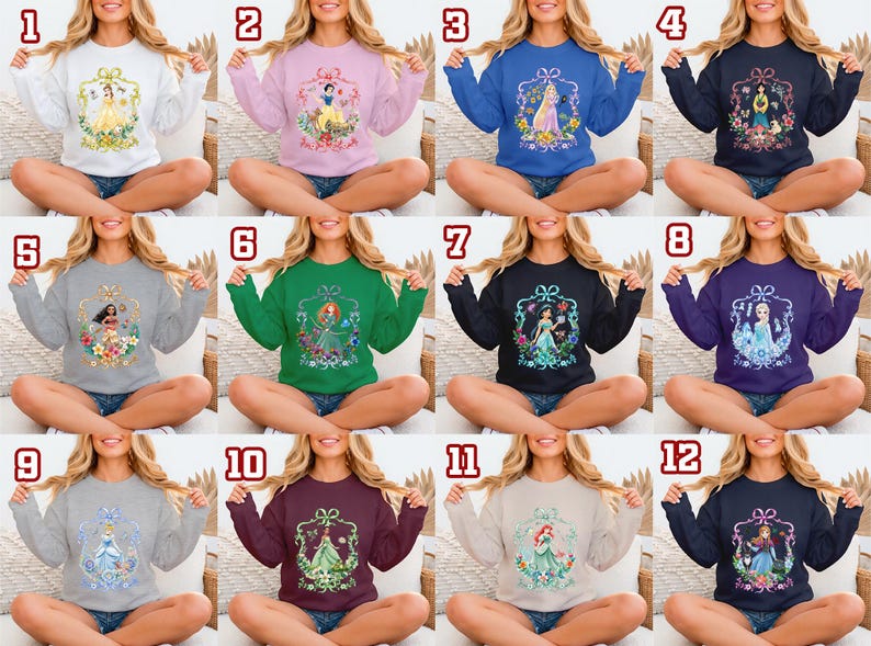 Puede incluir: Una colecci&oacute;n de doce sudaderas en varios colores, cada una con un dise&ntilde;o de princesa diferente. Las sudaderas son de manga larga y tienen cuello redondo. Los dise&ntilde;os de princesas est&aacute;n enmarcados por arreglos florales y lazos.