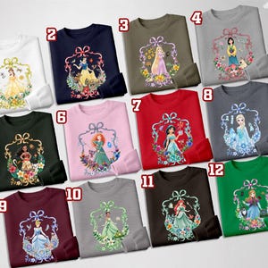 Puede incluir: Una colecci&oacute;n de sudaderas en varios colores, cada una con un dise&ntilde;o de princesa diferente dentro de un marco floral decorativo. Las sudaderas se muestran sobre un fondo claro, mostrando la variedad de colores y dise&ntilde;os.