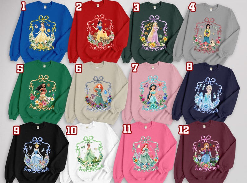Puede incluir: Una colecci&oacute;n de sudaderas de cuello redondo en varios colores, cada una con un gr&aacute;fico de princesa diferente dentro de un marco floral decorativo. Las sudaderas est&aacute;n disponibles en azul, rojo, verde, gris, negro, blanco, rosa y burdeos.