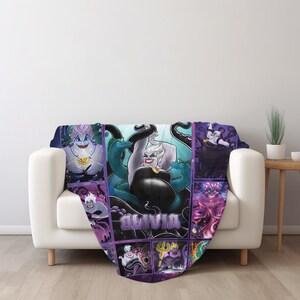 Op de afbeelding: Een sprei met een collage van afbeeldingen van Ursula uit De Kleine Zeemeermin. De centrale afbeelding toont Ursula met haar tentakels en de naam "Olivia". De deken is voornamelijk paars, zwart en blauwgroen.