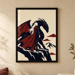 Könnte beinhalten: Ein gerahmter Kunstdruck zeigt eine langhaarige Figur in dunkler Kleidung mit einem wehenden roten Umhang, die auf einer Klippe neben einem großen schwarzen Drachen steht. Der Hintergrund zeigt stilisierte Berge und rote Wolken am cremefarbenen Himmel.