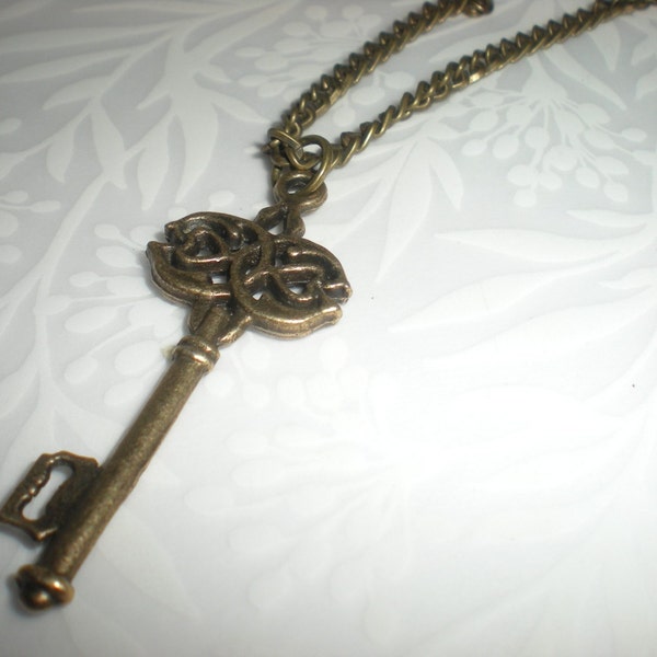 VINTAGE -UNISEX-ANTIQUE GOLD-ANTIQUE SKELETON  KEY- necklace- lead free -nickle free