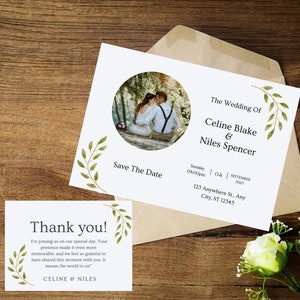 Puede incluir: Invitación de boda "Save the date" con una foto de una pareja en un círculo rodeado de hojas verdes. El texto dice "The Wedding Of Celine Blake & Niles Spencer" e incluye la fecha, la hora y el lugar de la boda.
