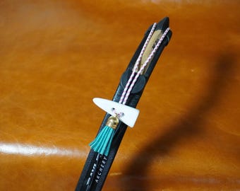 Handgemaakte leren koordhouder voor traditionele Koreaanse strikken – boogschietaccessoire.
