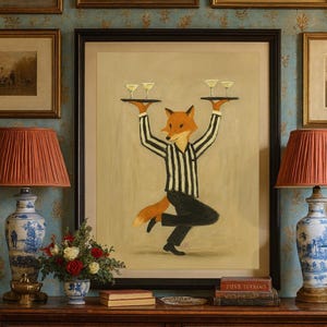 Pode incluir: Uma obra de arte emoldurada retrata uma raposa garçom com uma camisa listrada em preto e branco, equilibrando bandejas de coquetéis. A obra de arte está em um fundo claro, emoldurada em preto e exposta acima de um armário de madeira.