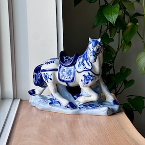 青と白の陶器の馬の置物 | 中国唐朝様式の磁器の馬 | ヴィンテージの