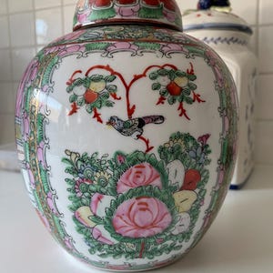 Antyczny chiński wazon Famille Rose, wazon z medalionem Famille Rose, azjatycki dzban, orientalny wystrój, porcelanowy wazon, ręcznie malowana chińska ceramika z pokrywką