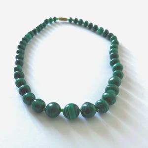 ECHTE schattige ketting van echt malachiet vintage art deco – 110 g natuurlijke groene edelsteen statementketting – handgeknoopte sieraden uit de jaren 1930