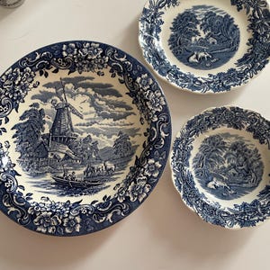 Vintage Royal Tudor Ware Plates – Set of 3 – English Ironstone – Classic Blue & White Floral Pattern – Cottagecore Farmhouse Kitchen Decor