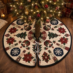 Può includere: Una gonna circolare trapuntata per albero di Natale con sfondo color crema e un design patchwork composto da stelle di Natale rosse, alberi di pino verdi e fiocchi di neve blu. La gonna presenta un'apertura centrale con nastri bianchi.