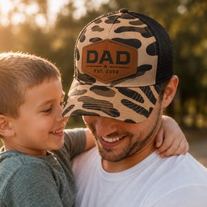 Personlig pappakeps med lädermärke, anpassad hatt EST 2026, camo mesh snapback-keps, fars dag-present, farfar, nybliven pappa-present till make