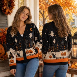 Peut inclure: Un gilet noir à col en V et boutons, orné d'un motif sur le thème d'Halloween avec des fantômes blancs, des citrouilles orange, des chats noirs, un croissant de lune et une maison hantée. L'ourlet et les poignets sont bordés d'une bande orange.