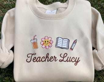 Spersonalizowana koszula z haftowanym imieniem nauczyciela | Bluza z nadrukiem na powrót do szkoły | Koszulka Apple Classroom | Prezent dla nauczyciela