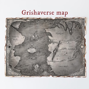 Könnte beinhalten: Eine Graustufenkarte des Grishaverse mit detaillierten geografischen Elementen und Textbeschriftungen. Die Karte hat eine Vintage-Ästhetik mit einem dekorativen Rand und dem Titel "Grishaverse map" in rotem Text oben.