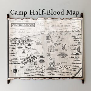 Op de afbeelding: Een zwart-witte kaart van Camp Half-Blood, een fictief zomerkamp voor halfgoden, uit de Percy Jackson-serie. De kaart toont de lay-out van het kamp, inclusief het Big House, de arena, de boogschietbaan en de aardbeienvelden. De tekst "Camp Half-Blood" en "Long Island Sound" is zichtbaar op de kaart.