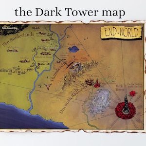 Op de afbeelding: Een gedetailleerde kaart van de Dark Tower, met een handgetekende stijl en diverse locaties gemarkeerd. De kaart bevat de tekst "END-WORLD" en "the Dark Tower map" bovenaan. De randen hebben een verweerde, verbrande uitstraling.