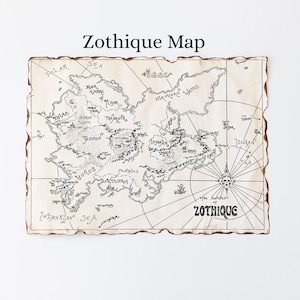 Puede incluir: Un mapa de estilo vintage con el título "Zothique Map", con intrincados detalles en tinta negra. El mapa presenta una rosa de los vientos, elementos geográficos y texto. Los bordes están intencionadamente quemados.
