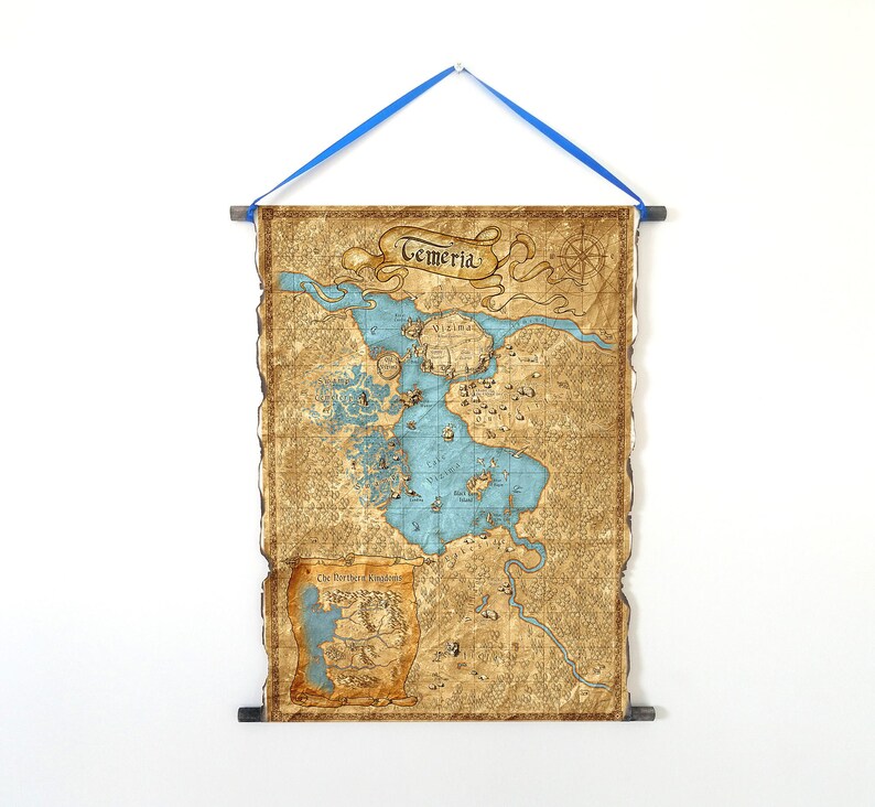 Puede incluir: Un mapa de Temeria, con una combinaci&oacute;n de colores azul y beige, cuelga de una barra de madera y una cinta azul. El mapa presenta una representaci&oacute;n detallada de una tierra con un gran lago y r&iacute;os. El texto "Temeria" est&aacute; en la parte superior del mapa.