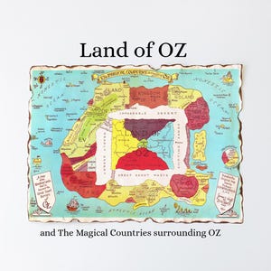 Puede incluir: Un mapa colorido de la Tierra de Oz y los países mágicos circundantes. El mapa presenta regiones como el Reino de Ix y el Gran Desierto Arenoso. El texto en la parte superior dice "Land of OZ" y en la parte inferior "and The Magical Countries surrounding OZ."