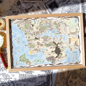 Puede incluir: Un mapa de fantasía enmarcado con un marco de madera, que representa un mundo ficticio. El mapa está rodeado de otros mapas, una brújula y lupas con mangos rojos. El mapa incluye el texto "Parron".