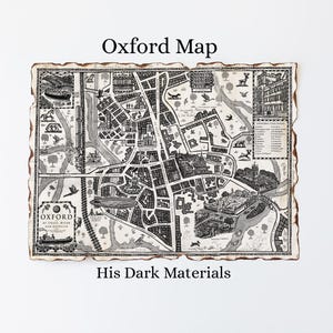 Pode incluir: Um mapa a preto e branco de Oxford com o texto "Oxford Map" no topo e "His Dark Materials" na parte inferior. O mapa apresenta uma ilustração detalhada das ruas, edifícios e pontos de referência da cidade, com uma borda decorativa.