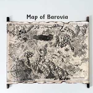 Può includere: Una mappa dettagliata in bianco e nero di Barovia, con montagne, foreste e una rosa dei venti. La mappa è incorniciata con supporti in legno scuro e ha un aspetto invecchiato. Il titolo "Map of Barovia" è visualizzato in alto.
