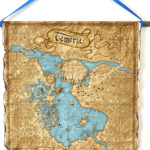 Puede incluir: Un mapa detallado de Temeria, con una rosa de los vientos y caracter&iacute;sticas geogr&aacute;ficas. El mapa est&aacute; impreso en papel envejecido, con una cinta azul para colgarlo. El texto "Temeria" est&aacute; incluido en una pancarta decorativa.