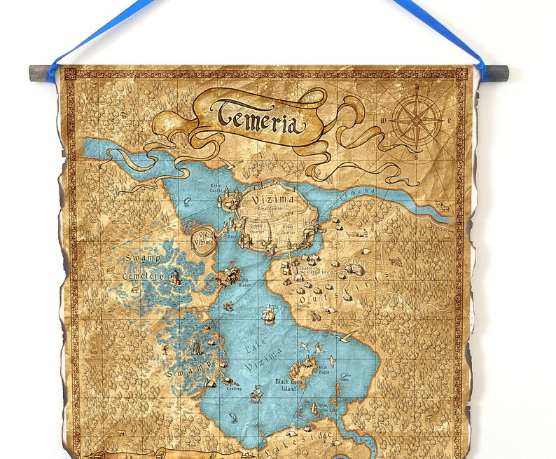 Puede incluir: Un mapa detallado de Temeria, con una rosa de los vientos y caracter&iacute;sticas geogr&aacute;ficas. El mapa est&aacute; impreso en papel envejecido, con una cinta azul para colgarlo. El texto "Temeria" est&aacute; incluido en una pancarta decorativa.