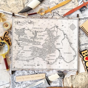 Op de afbeelding: Een bovenaanzicht van fantasy-thema-items. Een gedetailleerde kaart van een continent staat centraal, omringd door kompassen, houten zwaarden, een vergrootglas en een notitieboek. Het woord "BOOKS" is zichtbaar.