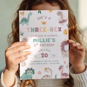 Pode incluir: Um convite de anivers&aacute;rio com tema de dinossauro. O convite diz "She's a Three-Rex" e inclui o texto "Stomp over to celebrate Millie's 3rd Birthday". O design apresenta dinossauros de desenho animado e cores pastel.
