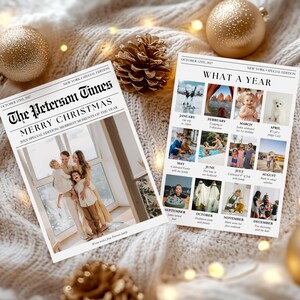 Puede incluir: Dos impresiones estilo peri&oacute;dico con fotos familiares y texto. Una dice "The Peterson Times MERRY CHRISTMAS" con una foto familiar. La otra dice "WHAT A YEAR" con fotos de cada mes. Adornos dorados y pi&ntilde;as est&aacute;n esparcidos.