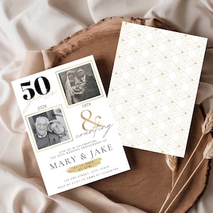 K&ouml;nnte beinhalten: Eine Einladung zum 50. Hochzeitstag mit einem gold-wei&szlig;en geometrischen Muster auf der R&uuml;ckseite. Die Vorderseite zeigt zwei Fotos, den Text "50 Jahre & counting" und die Namen Mary & Jake. Eventdetails enthalten.