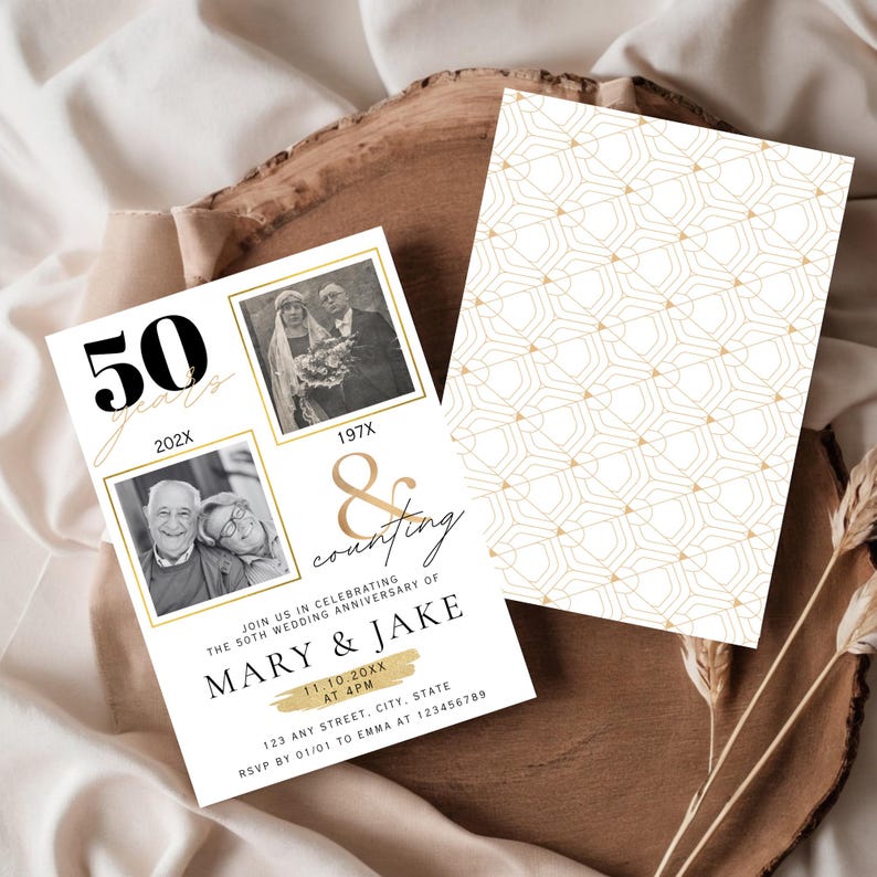 K&ouml;nnte beinhalten: Eine Einladung zum 50. Hochzeitstag mit einem gold-wei&szlig;en geometrischen Muster auf der R&uuml;ckseite. Die Vorderseite zeigt zwei Fotos, den Text "50 Jahre & counting" und die Namen Mary & Jake. Eventdetails enthalten.