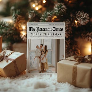 Puede incluir: Una foto con tem&aacute;tica navide&ntilde;a con una portada estilo peri&oacute;dico que dice "The Peterson Times" y "Merry Christmas". La imagen presenta un retrato familiar, regalos envueltos y un &aacute;rbol de Navidad decorado.
