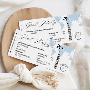 Könnte beinhalten: Zwei Einladungen zur Abschlussfeier, die als Bordkarten gestaltet sind. Die Einladungen zeigen eine hellblaue Weltkarte, Flugzeuggrafiken und den Text "Grad Party". Details umfassen Datum, Uhrzeit und RSVP-Informationen.