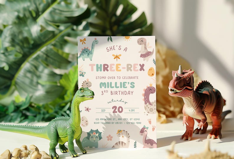 Pode incluir: Um convite de anivers&aacute;rio com tema de dinossauro. O convite diz "She's a Three-Rex" e inclui o texto "Stomp over to celebrate Millie's 3rd Birthday". Dois dinossauros de brinquedo est&atilde;o em primeiro plano.