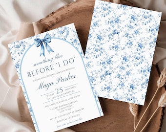 Puede incluir: Juego de invitaciones para despedida de soltera de dos piezas. La invitación presenta un lazo azul claro y el texto "something blue BEFORE I DO". La invitación tiene un diseño floral con flores azules sobre un fondo blanco. La segunda tarjeta tiene un patrón floral similar.