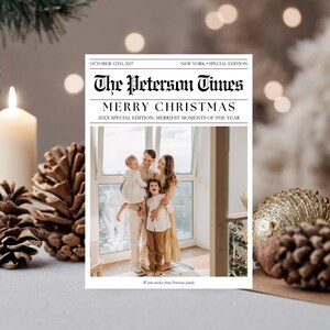 Puede incluir: Una tarjeta de Navidad con dise&ntilde;o de peri&oacute;dico y foto familiar. El titular dice "The Peterson Times" con "Merry Christmas" debajo. La tarjeta incluye la fecha "October 12th, 2027" y el texto "20XX Special Edition: Merriest Moments of the Year."