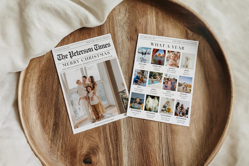 Puede incluir: Dos impresiones estilo peri&oacute;dico en una bandeja de madera. Una dice "The Peterson Times" con "Merry Christmas" y una foto familiar. La otra dice "What a Year" con fotos para cada mes. Un &aacute;lbum de fotos familiar.