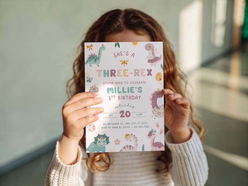 Pode incluir: Um convite de anivers&aacute;rio com tema de dinossauro. O convite diz "She's a Three-Rex" e inclui o texto "Stomp over to celebrate Millie's 3rd Birthday". O design apresenta dinossauros de desenho animado e cores pastel.