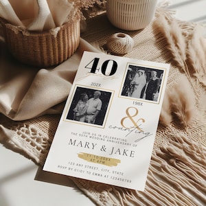 Pode incluir: Um convite de aniversário de casamento creme com o texto "40 anos e contando". Apresenta duas fotos em preto e branco e detalhes dourados. O convite inclui os nomes Mary & Jake, data, hora e informações RSVP.