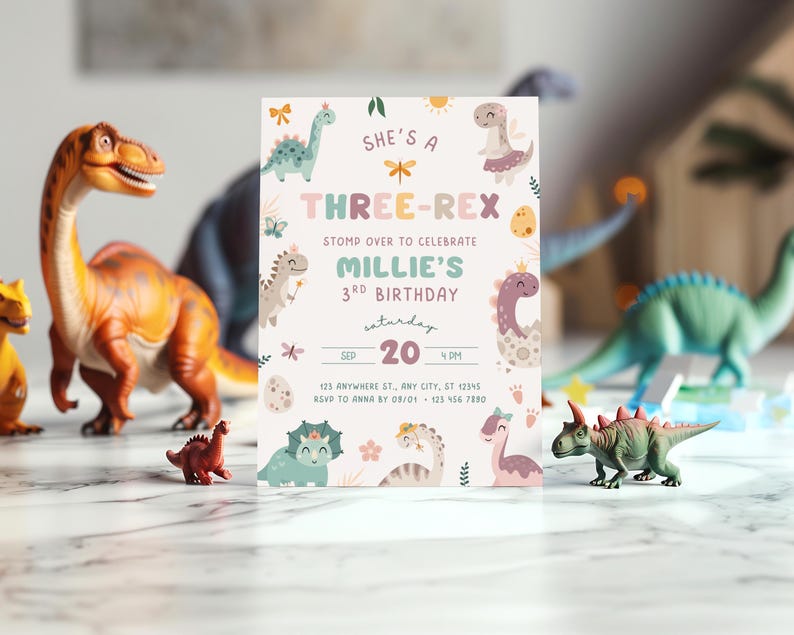 Pode incluir: Um convite de anivers&aacute;rio com o texto "She's a Three-Rex" e "Millie's 3rd Birthday" &eacute; rodeado por dinossauros de brinquedo. O convite &eacute; bege claro com ilustra&ccedil;&otilde;es de dinossauros pastel.