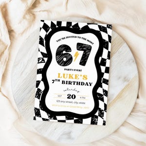 Op de afbeelding: Een verjaardagsuitnodiging met een zwart-wit geblokte rand. De uitnodiging bevat de tekst "YOU'RE INVITED TO THE MOST 67 PARTY EVER! LUKE'S 7TH BIRTHDAY" in een mix van lettertypen en kleuren, waaronder geel en zwart.