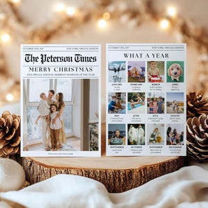 Puede incluir: Dos impresiones personalizadas estilo peri&oacute;dico. Una presenta una foto familiar con el titular "Merry Christmas". La otra muestra un a&ntilde;o de fotos, con el t&iacute;tulo "What a Year". Ambas est&aacute;n sobre una superficie de madera con pi&ntilde;as.
