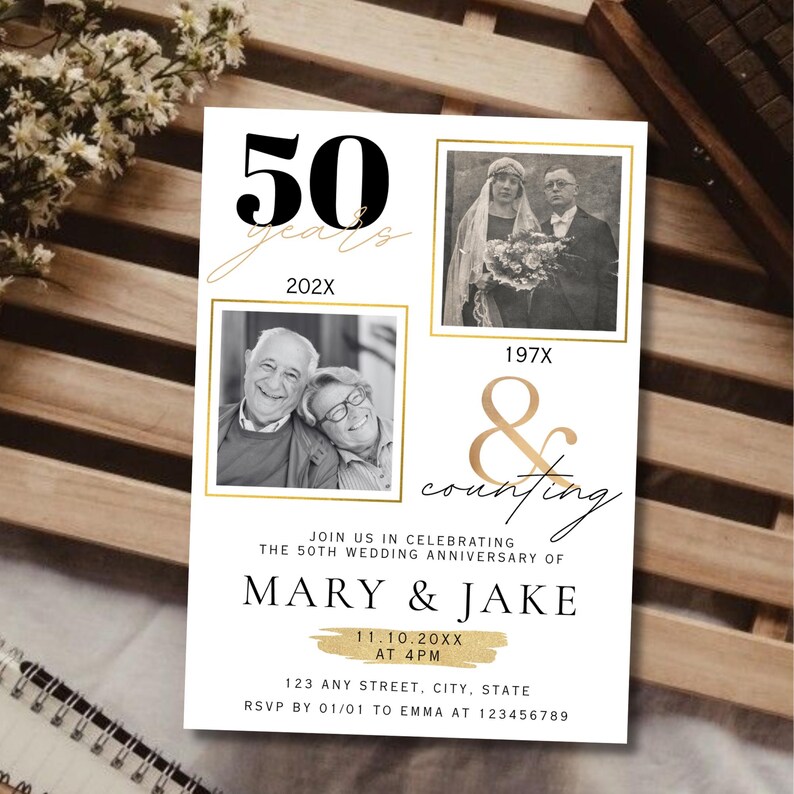 K&ouml;nnte beinhalten: Eine wei&szlig;e Einladungskarte zum 50. Hochzeitstag. Die Karte zeigt zwei Schwarz-Wei&szlig;-Fotos des Paares, den Text "50 Jahre" und "& counting" in goldener Schrift. Die Einladung enth&auml;lt die Namen "Mary & Jake" und Veranstaltungsdetails.