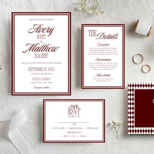 Pode incluir: Um conjunto de convites de casamento e cartões RSVP com um esquema de cores bordô e branco. O convite principal apresenta nomes e detalhes do evento. O cartão RSVP inclui opções de resposta.