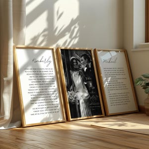 Op de afbeelding: Drie ingelijste prints met houten frames. Eén heeft een zwart-wit trouwfoto, terwijl de andere twee gepersonaliseerde tekst weergeven met de namen "Kimberly" en "Michael" in elegant schrift. De prints leunen tegen een muur.