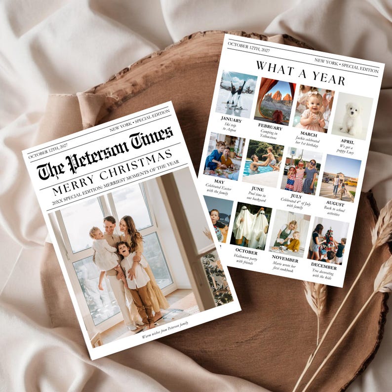 Puede incluir: Dos impresiones estilo peri&oacute;dico con fotos familiares. Una se titula "The Peterson Times" con "Merry Christmas" y fotos familiares. La otra se titula "What a Year" con fotos mensuales. Las impresiones est&aacute;n sobre una superficie de madera.